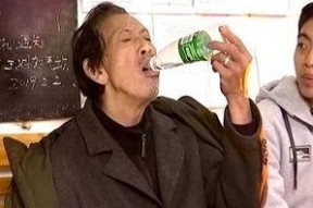 娱乐吃瓜酱老人淋雨,娱乐吃瓜酱老人淋雨引发网友热议